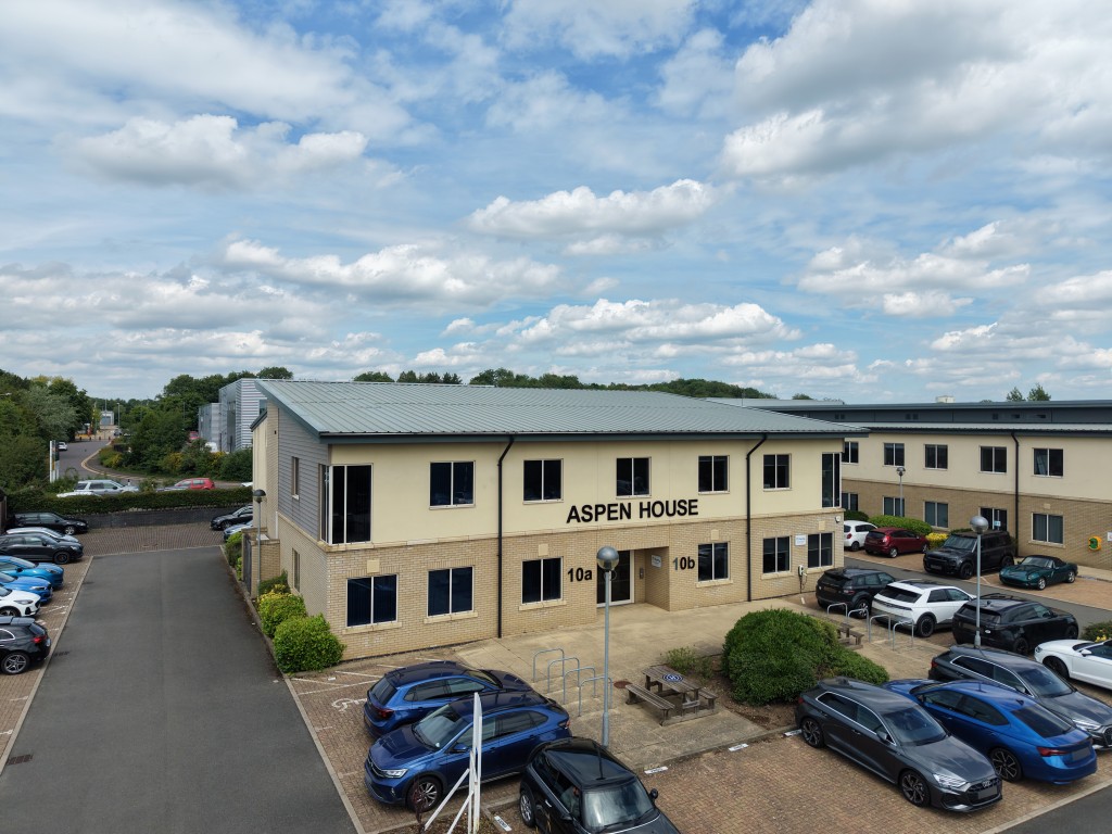 Lot: 51 - LEASEHOLD COMMERCIAL BUILDING WITH FOUR OFFICE SUITES - Alternative aerial external view showing surrounding area